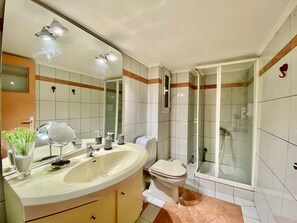 公寓 | 浴室 | 淋浴设施、免费洗浴用品、吹风机、毛巾