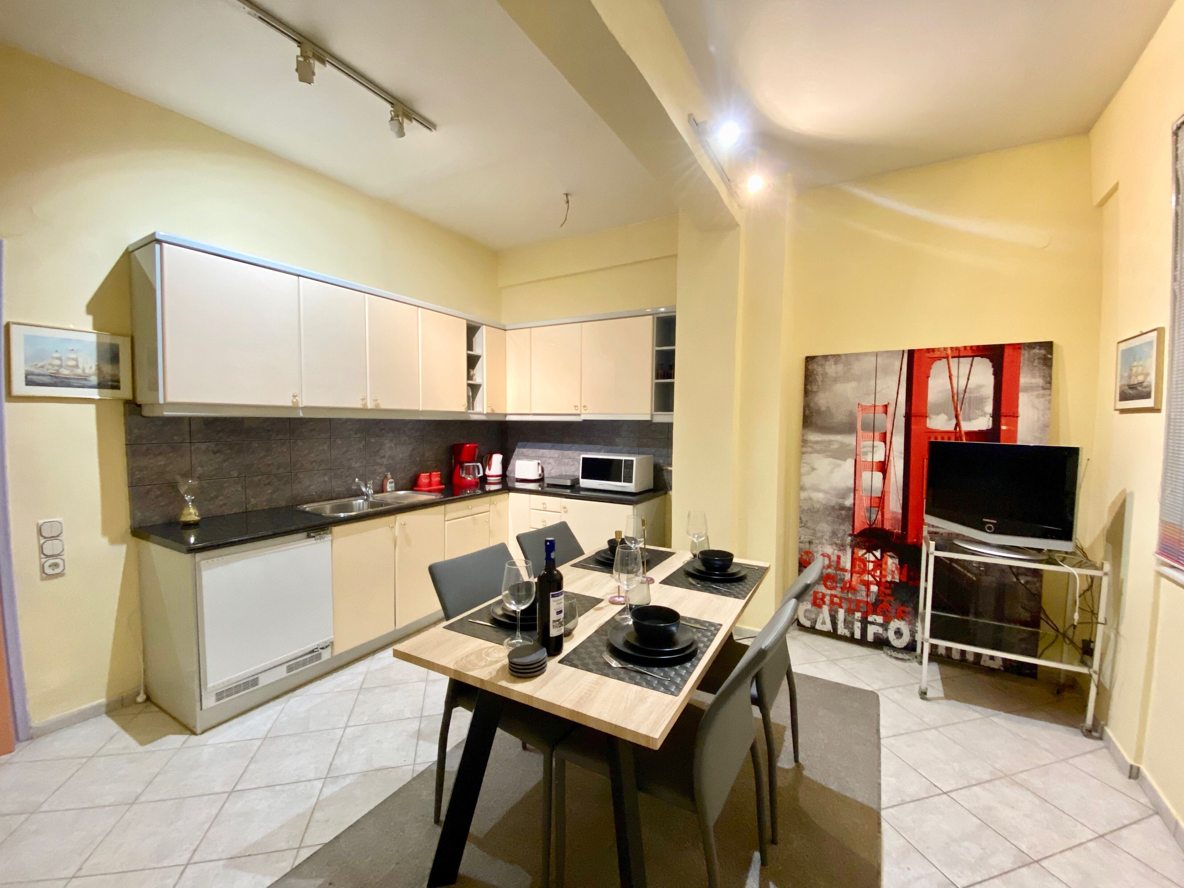 Apartamento | Cocina privada | Frigorífico grande, horno, placa de cocina y hervidor eléctrico