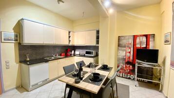 Apartamento | Cocina privada | Frigorífico grande, horno, placa de cocina y hervidor eléctrico