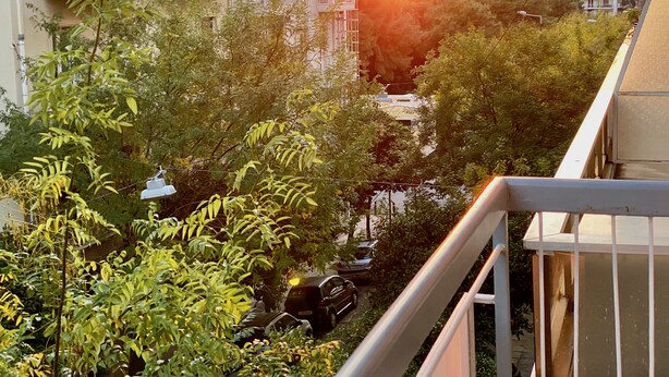 A residential area with buildings, trees, and parked cars. - Chic Elegant New Apartment - Kolonaki (Athens)