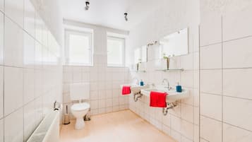 Appartement Confort | Salle de bain | Douche, sĂšche-cheveux, serviettes fournies