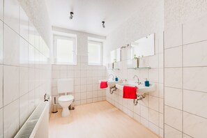 Apartamento conforto | Banheiro | Chuveiro, secador de cabelo, toalhas de banho 