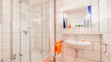 Comfort Condo | Bathroom | Shower, hair dryer, towels