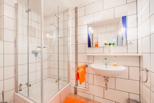 Apartamento Confort | Baño | Ducha, secador de pelo y toallas