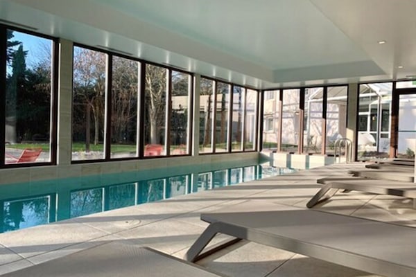 Indendørs pool, sæsonbestemt udendørs pool, liggestole