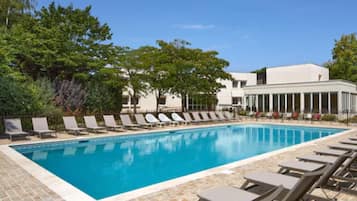 สระว่ายน้ำในร่ม, สระว่ายน้ำกลางแจ้งเปิดตามฤดูกาล, เก้าอี้อาบแดดริมสระ