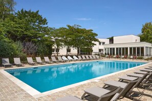 Una piscina techada, una piscina al aire libre de temporada