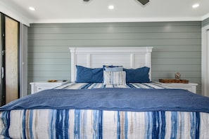 3 bedrooms, iron/ironing board, WiFi, bed sheets - Oceanfront Penthouse With Rooftop Hot-Tub (Garden City Beach)