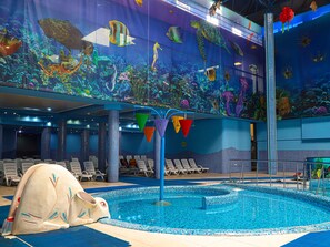 Una piscina cubierta, una piscina al aire libre de temporada, sombrillas