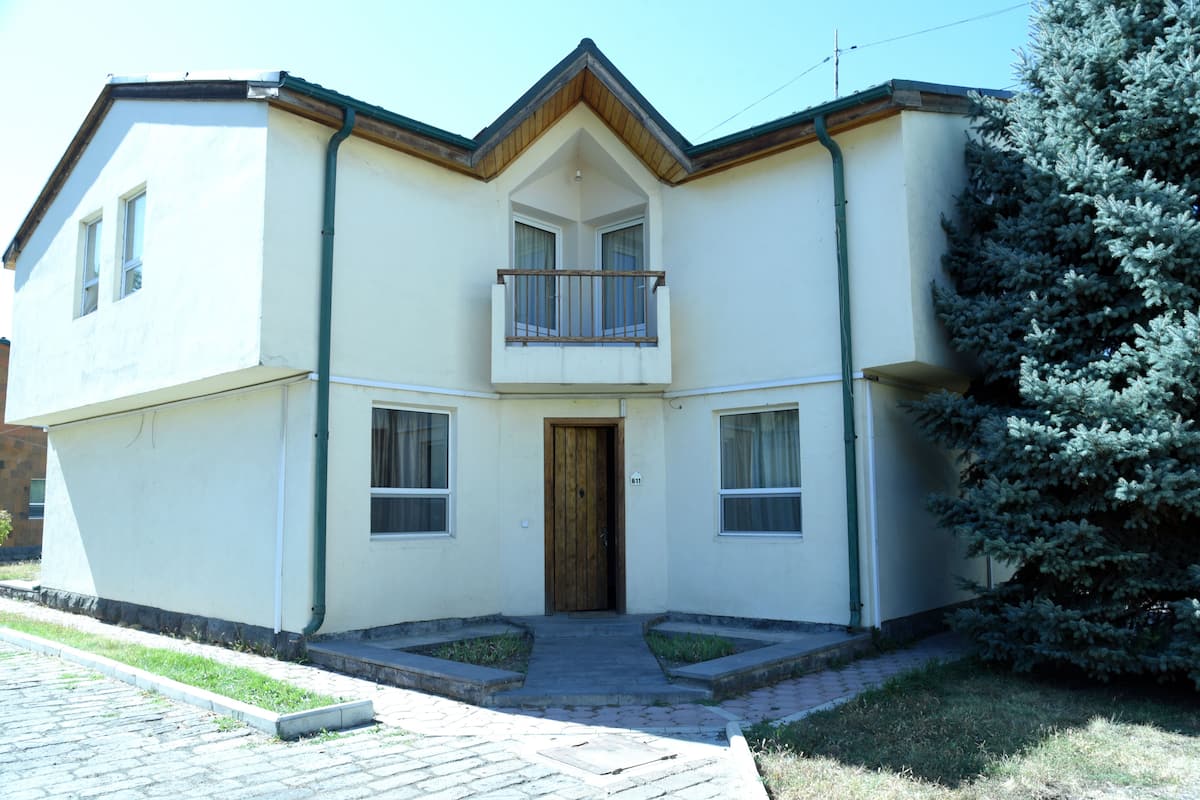 Family Cottage, 2 Bedrooms | 1 bilik tidur, peralatan tempat tidur premium, dihias secara berasingan