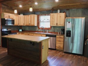 Fridge, microwave, oven, stovetop - Cozy Riverfront Cabin in the Ouachita Forest! (Hodgen)
