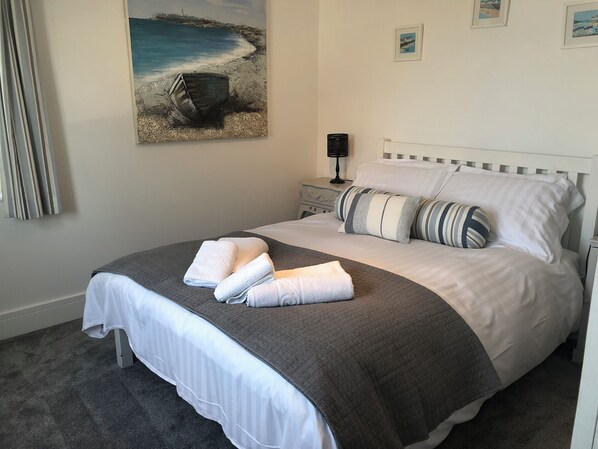 2 habitaciones, tabla de planchar con plancha, cuna de viaje y wifi 