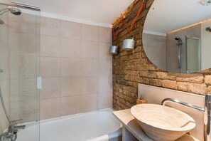 Apartment | Bathroom | Bathtub, towels