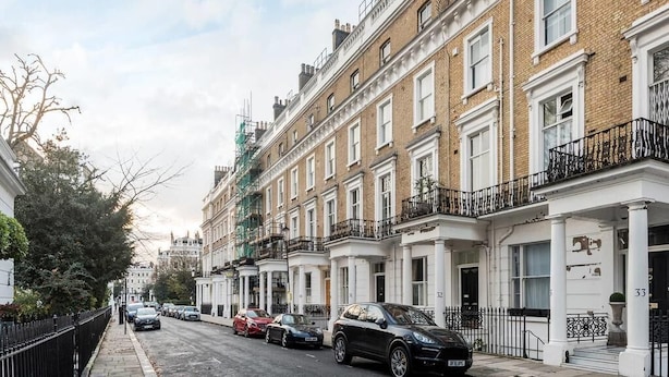 A row of traditional brick townhouses with white trim and black iron railings. - Lovely 1BR Flat Walk to Hyde Park (London)