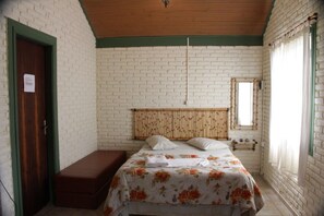 Quarto casal | Frigobar, escrivaninha, Wi-Fi de cortesia, roupa de cama