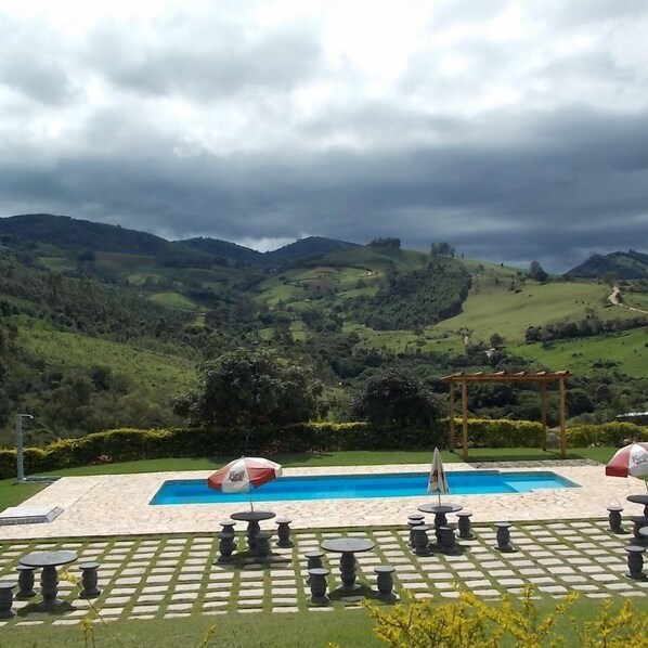 Una piscina al aire libre