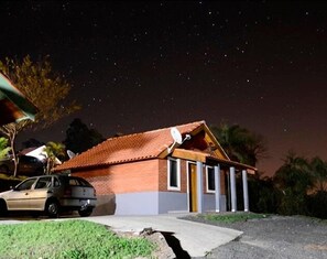 Quarto quádruplo | Frigobar, escrivaninha, Wi-Fi de cortesia, roupa de cama