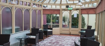 スラン  ウエナルス ホテル & リバーサイド レストラン