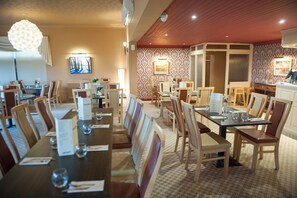 Café da manhã feito na hora grátis todos os dias