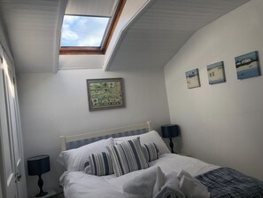2 chambres, fer et planche à repasser, lit de bébé portatif