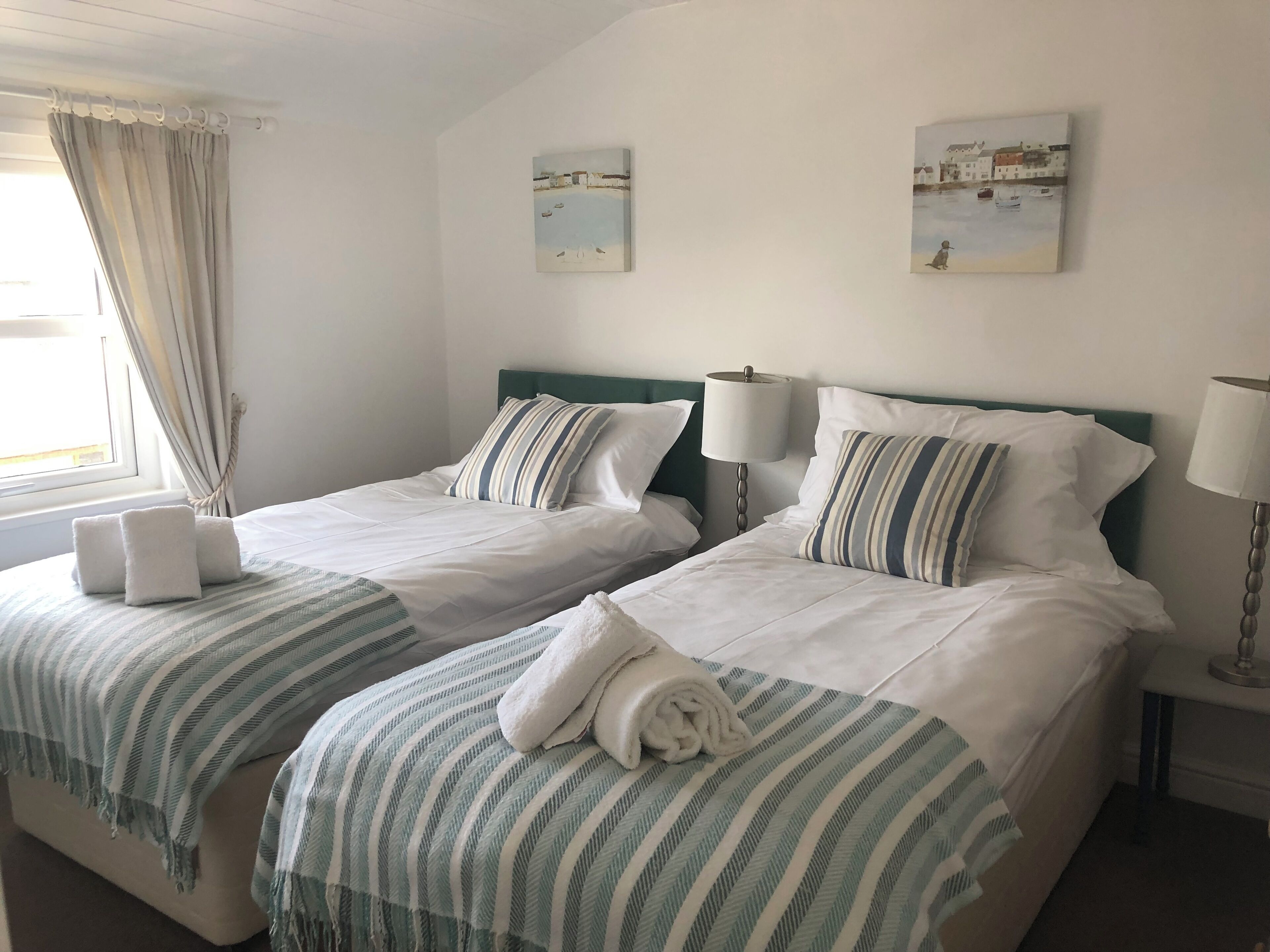 2 عدّة غرف نوم ومكواة/لوح كي وسرير سفر وواي فاي مجانًا