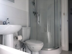 Bathtub, hair dryer, towels, soap - Lundy - overlooking Port Isaac Bay beautiful apartment with Sea Views & parking (Port Isaac)