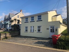 Exterior - Lundy - overlooking Port Isaac Bay beautiful apartment with Sea Views & parking (Port Isaac)