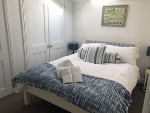 2 bedrooms, iron/ironing board, travel cot, free WiFi - Lundy - overlooking Port Isaac Bay beautiful apartment with Sea Views & parking (Port Isaac)
