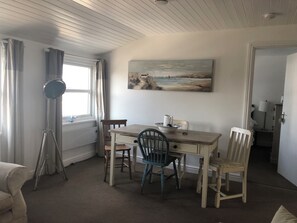 Dining - Lundy - overlooking Port Isaac Bay beautiful apartment with Sea Views & parking (Port Isaac)