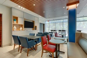 Free daily on-the-go breakfast - Holiday Inn Express & Suites Roanoke – Civic Center by IHG (Roanoke)