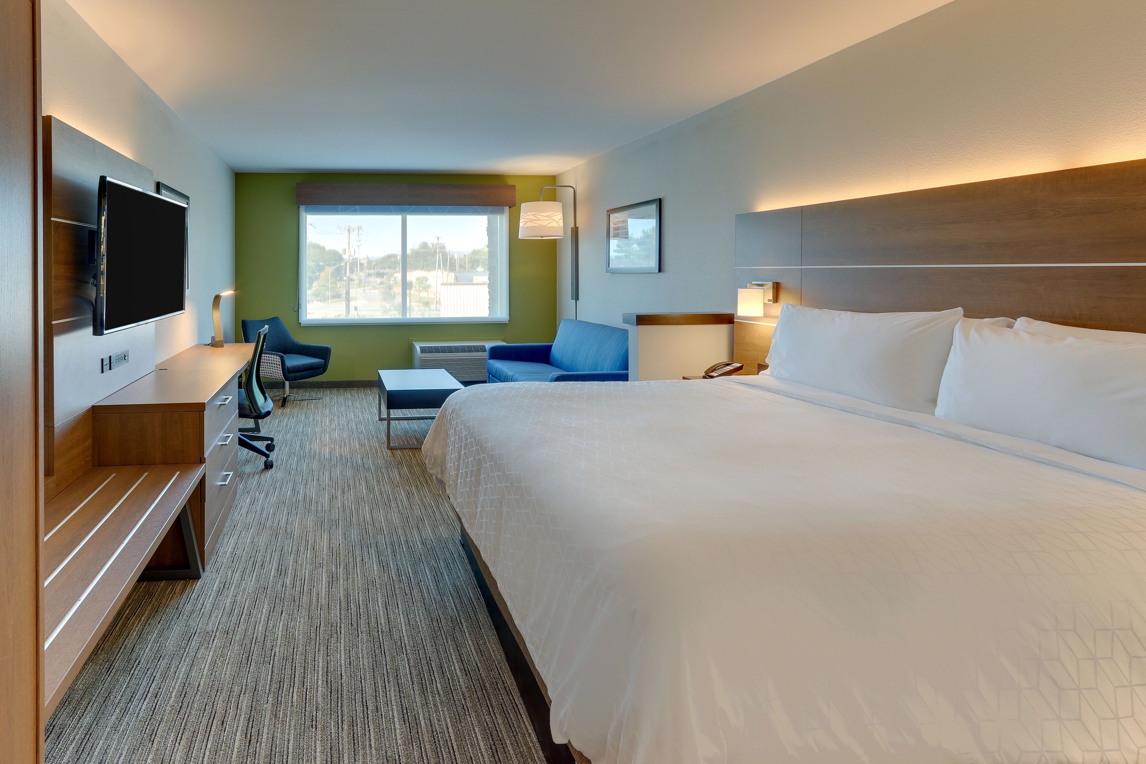 Hypo-allergenic bedding, in-room safe, desk, laptop workspace