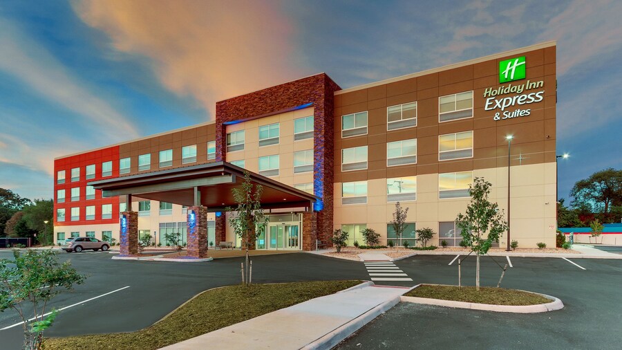 Holiday Inn Express & Suites Roanoke – Civic Center by IHG