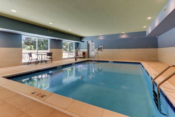 Indoor pool, sun loungers - Holiday Inn Express & Suites Roanoke – Civic Center by IHG (Roanoke)