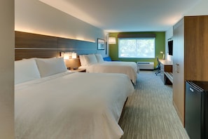 Ropa de cama hipoalergénica y caja de seguridad en la habitación