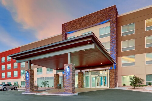 Holiday Inn Express & Suites Roanoke – Civic Center by IHG
