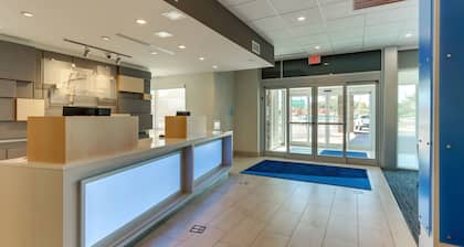 Holiday Inn Express & Suites Roanoke – Civic Center by IHG