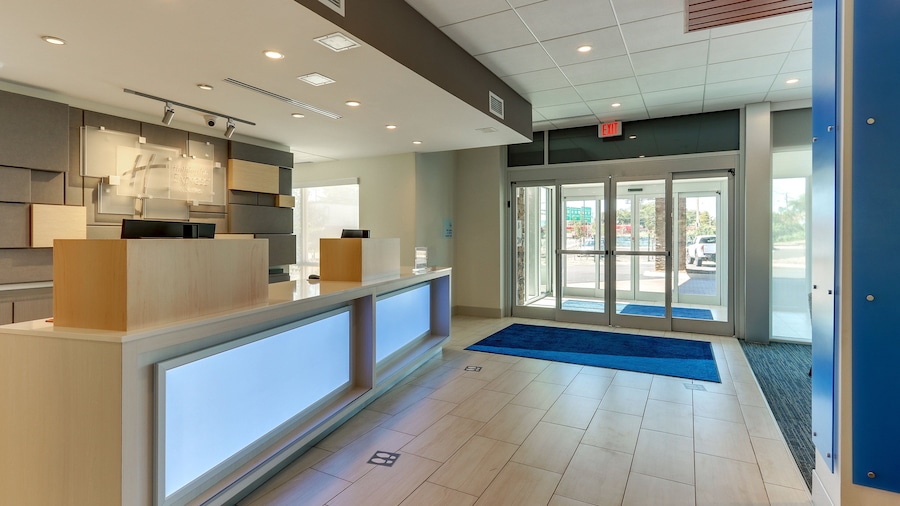 Holiday Inn Express & Suites Roanoke – Civic Center by IHG