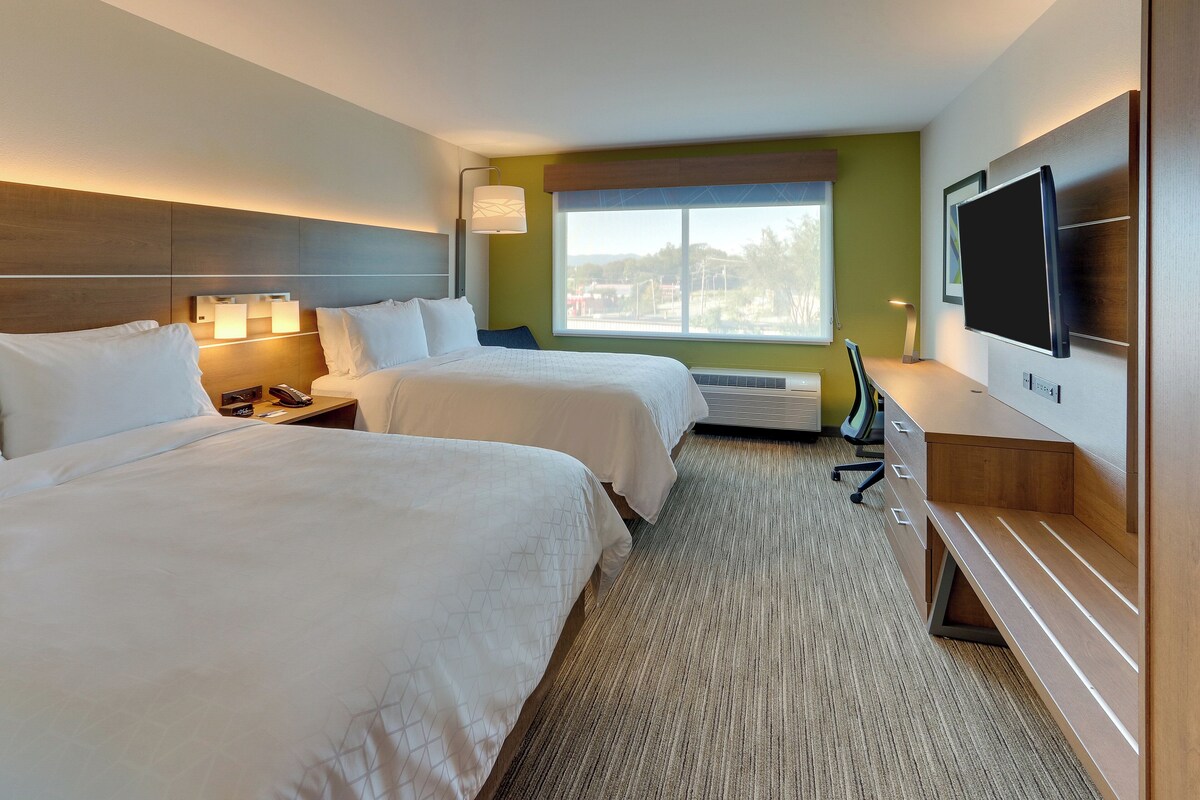 Hypo-allergenic bedding available, in-room safe, desk, laptop workspace