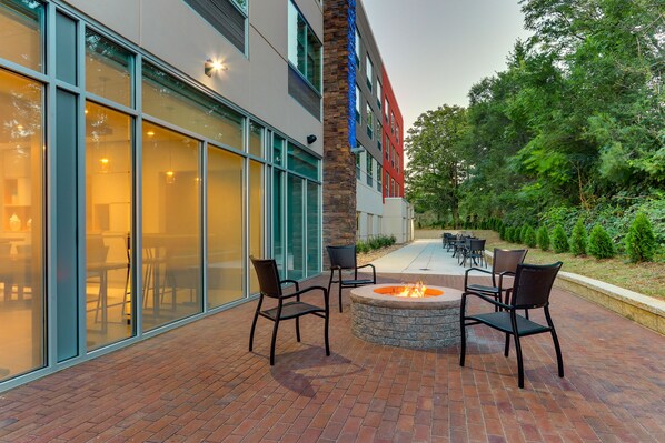 Terrace/patio - Holiday Inn Express & Suites Roanoke – Civic Center by IHG (Roanoke)