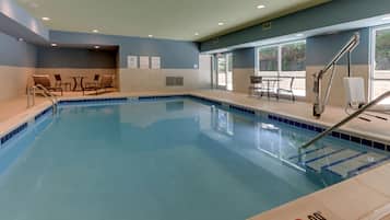 Innendørsbasseng og solsenger