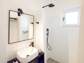 Design-Villa, 2 Schlafzimmer, eigener Pool | Badezimmer | Dusche, Haartrockner, Handtücher