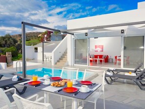 Design-Villa, 2 Schlafzimmer, eigener Pool | Terrasse/Patio