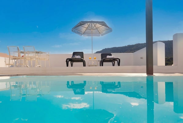 屋外プール、プール パラソル、サンラウンジャー