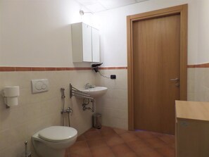 Shower, rainfall showerhead, free toiletries, hair dryer