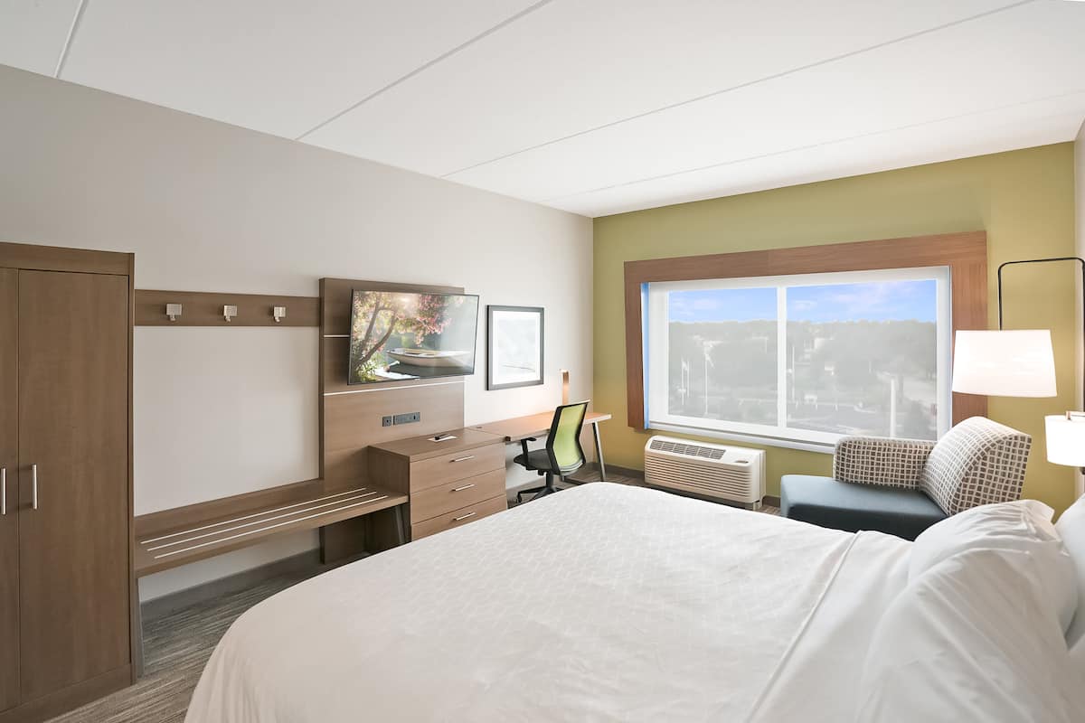 Standaard kamer, 1 kingsize bed | Een kluis op de kamer, een bureau, een laptopwerkplek