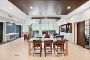 Lobby sitting area - Holiday Inn Express Jacksonville South Bartram Prk by IHG (Jacksonville)