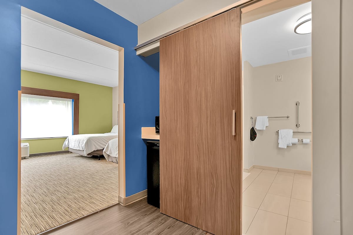 Standaard kamer, 2 queensize bedden | Een kluis op de kamer, een bureau, een laptopwerkplek