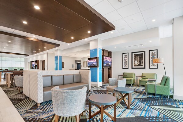 Lobby sitting area - Holiday Inn Express Jacksonville South Bartram Prk by IHG (Jacksonville)