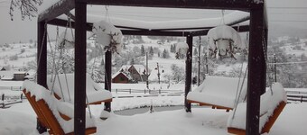 Sommerhus "Ozerniy" - nær en lille sø i hjertet af Karpaterne!