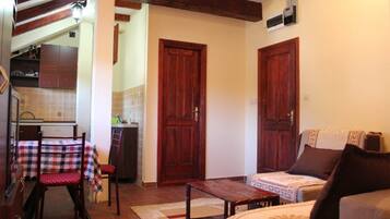 Comfort Studio | Peti besi dalam bilik, meja, ruang kerja komputer riba